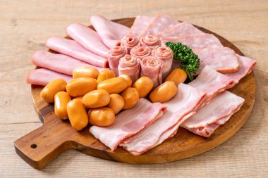 pastırma, sosis, jambon füme ve barbekü pastırma ahşap tahta üzerinde