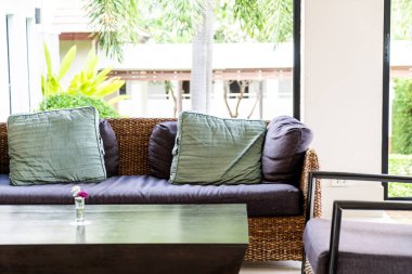 Dekorasyon için kanepede rahat yastık