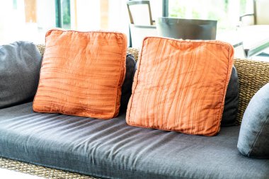 Dekorasyon için kanepede rahat yastık