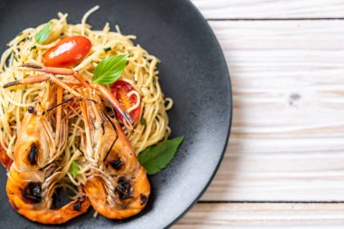 ızgara karides ve domates - İtalyan Füzyon gıda tarzı ile tavada kızartılmış spagetti