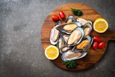 malzemelerle ahşap tahta üzerinde taze midye
