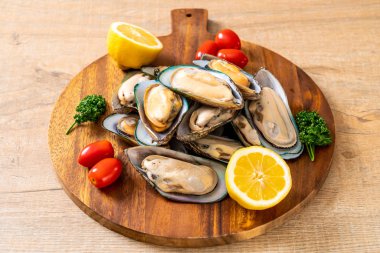 malzemelerle ahşap tahta üzerinde taze midye