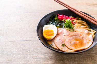 Baharatlı miso udon ramen noodle ile domuz eti - Japon gıda tarzı