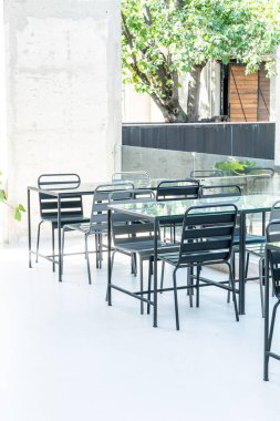 boş açık veranda sandalye ve masa