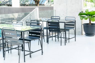 boş açık veranda sandalye ve masa