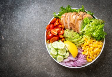 Tavuk göğsü - sağlıklı gıda tarzı ile sağlıklı salata kasesi