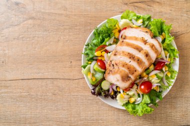Tavuk göğsü - sağlıklı gıda tarzı ile sağlıklı salata kasesi