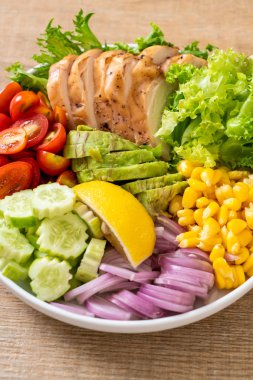 Tavuk göğsü - sağlıklı gıda tarzı ile sağlıklı salata kasesi