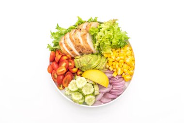 Tavuk göğsü beyaz arka plan üzerinde izole ile sağlıklı salata kasesi