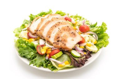 Tavuk göğsü beyaz arka plan üzerinde izole ile sağlıklı salata kasesi