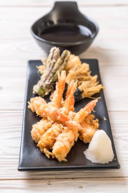 karides tempura (hırpalanmış kızarmış karides) sebze - Japon gıda tarzı
