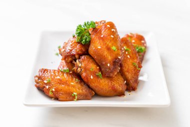 Beyaz susamlı ızgara tavuk kanadı.