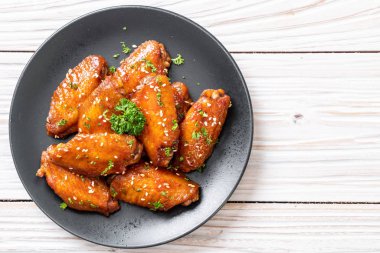 Beyaz susamlı ızgara tavuk kanadı.