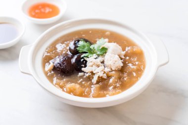 Yengeç kase kırmızı et suyu çorbası kızarmış balık Maw