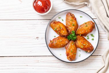 Beyaz susamlı ızgara tavuk kanadı.