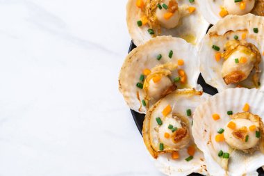 Kızarmış deniz tarağı, tereyağı ve sarımsak.