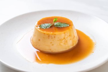 Naneli ev yapımı karamel kremalı puding.