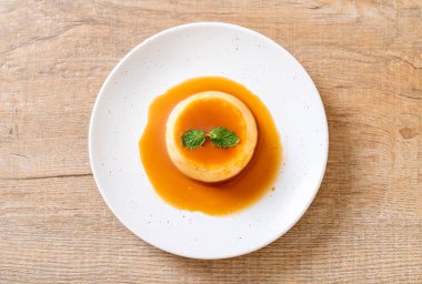 Naneli ev yapımı karamel kremalı puding.