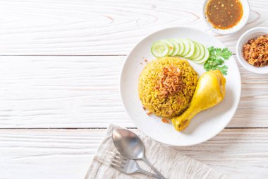 Tavuk - Müslüman gıda tarzı ile Müslüman sarı pirinç