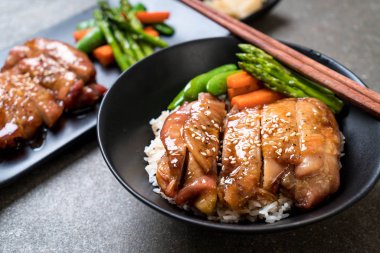 Teriyaki tavuk pilav kasesi - Asya gıda tarzı