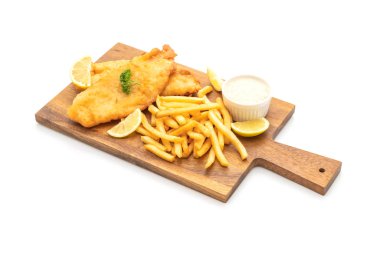 Balık ve cips beyaz arka plan üzerinde izole patates kızartması ile