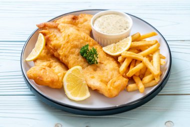 Balık ve patates kızartması. Sağlıksız yiyecekler.