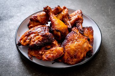 Masada ızgara ve ızgara tavuk.