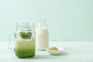 Matcha yeşil çay buzlu cam sütlü