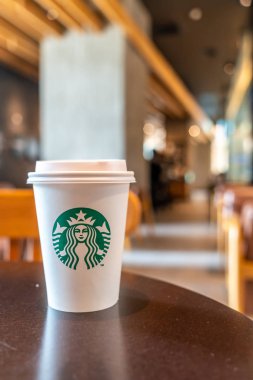 Bangkok, Tayland - 29 Haziran 2018: Starbucks sıcak içecek kahve sahibi Starbuck kafede masada ile.