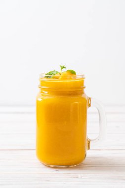 taze mango smoothies - sağlıklı yiyecek ve içecek konsepti