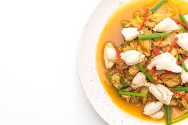 Beyaz arka plan üzerinde izole toz köri ile kızartılmış yengeç