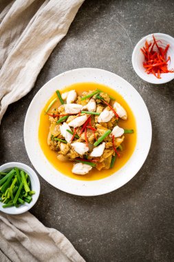 Fried yengeç ile toz köri - Tayland mutfağı