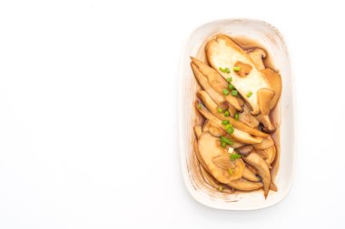 tavada kızartılmış Kral istiridye izole beyaz arka plan üzerinde istiridye soslu mantar