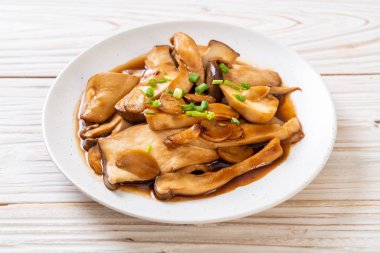 İstiridye soslu kızarmış kral istiridye mantarı. Sağlıklı, vejetaryen ya da vejetaryen yemek tarzı.