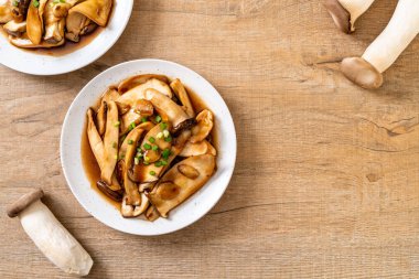 İstiridye soslu kızarmış kral istiridye mantarı. Sağlıklı, vejetaryen ya da vejetaryen yemek tarzı.