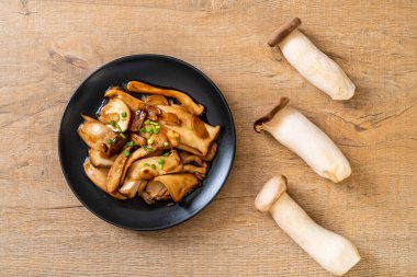 İstiridye soslu kızarmış kral istiridye mantarı. Sağlıklı, vejetaryen ya da vejetaryen yemek tarzı.