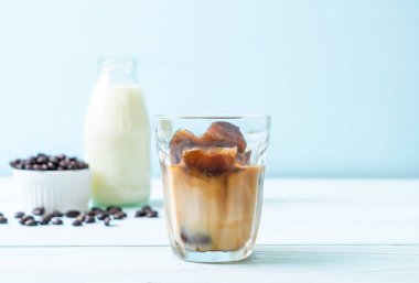 ahşap masa üzerinde sütlü kahve buz küpleri