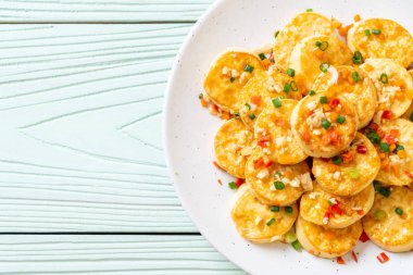 Sahanda yumurta yumuşak tofu sarımsak - sağlıklı, vegan ve sebze gıda tarzı