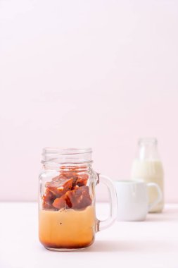 Tay çay buz küpü ile ahşap arka plan üzerinde süt