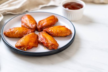 Barbekü tavuk kanadı sosu ile