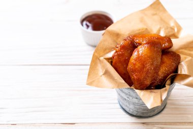 Barbekü tavuk kanadı sosu ile