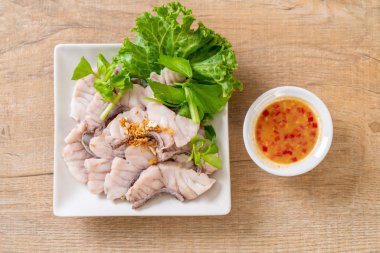 Soslu ve sebzeli haşlanmış balık sosu.