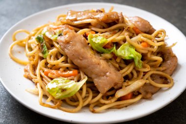 tavada kızartılmış yakisoba noodle pork - Asya gıda tarzı ile