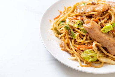 tavada kızartılmış yakisoba noodle pork - Asya gıda tarzı ile