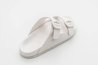 Kadınlar beyaz arka plan üzerinde izole sandalet deri