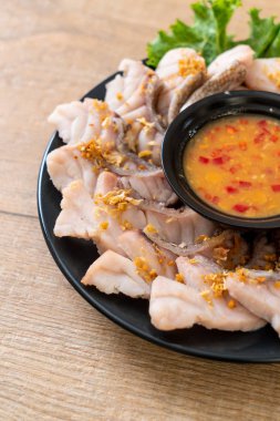 Soslu ve sebzeli haşlanmış balık sosu.