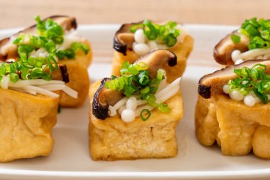 Shitake Mantarlı ızgara Tofu ve Altın İğne Mantarı - sağlıklı, vejetaryen veya vejetaryen yemek tarzı