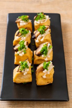 Shitake Mantarlı ızgara Tofu ve Altın İğne Mantarı - sağlıklı, vejetaryen veya vejetaryen yemek tarzı