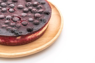 Ev yapımı yaban mersini peynir pasta beyaz arka plan üzerinde izole