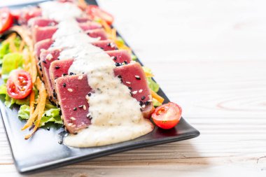 Sebze salatası ve soslu taze ton balığı. Sağlıklı yiyecek.